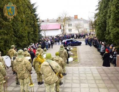 Мешканці Яворівщини подарували автомобіль воїну АТО